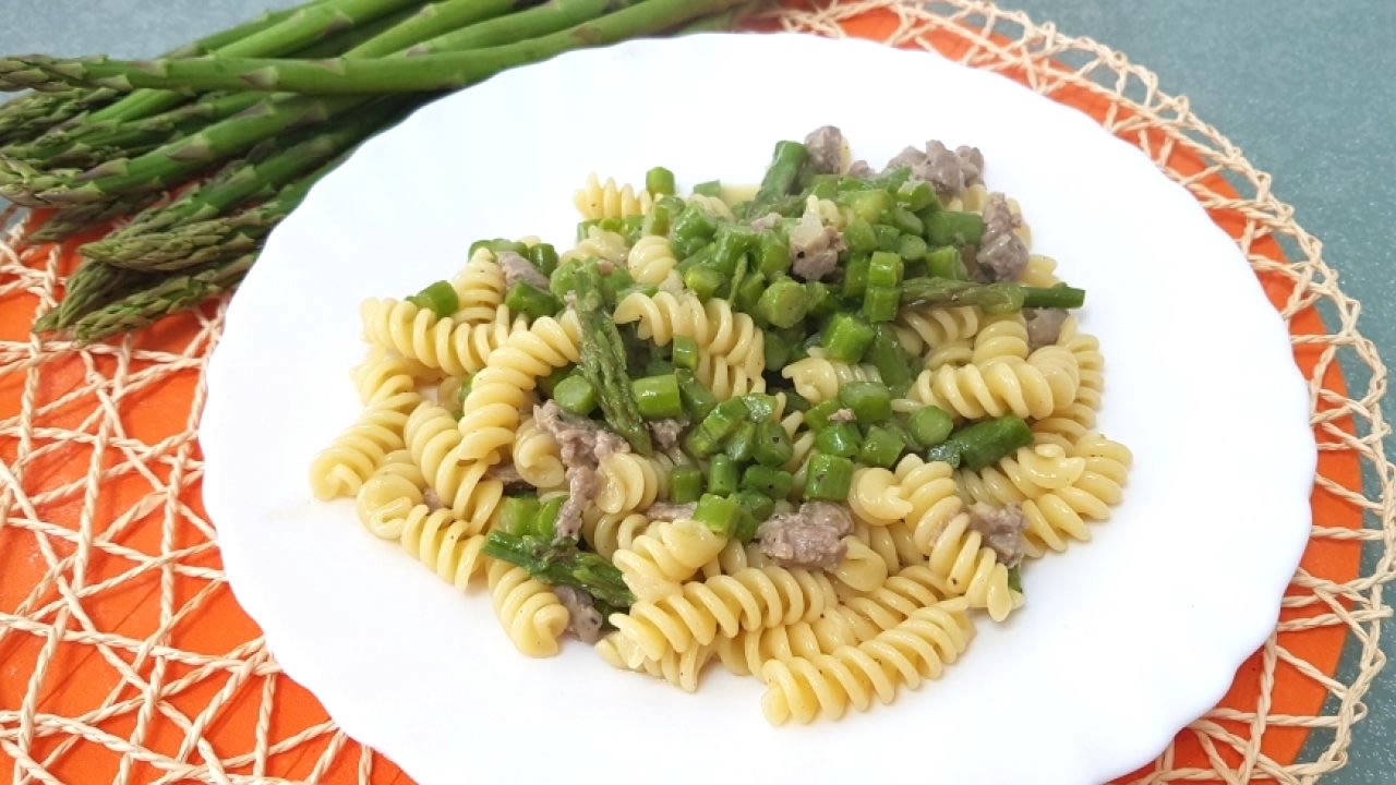 PASTA CON ASPARAGI E SALSICCIA