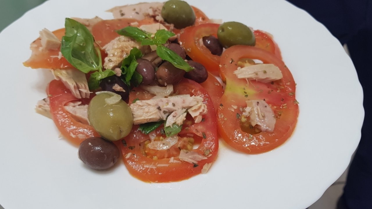 INSALATA DI POMODORI E TONNO