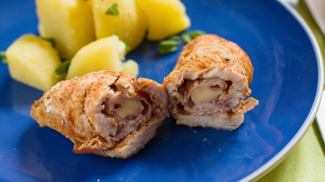 INVOLTINI DI POLLO CON PROSCIUTTO E FORMAGGIO