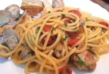 SPAGHETTI ALLE VONGOLE E POMODORINI