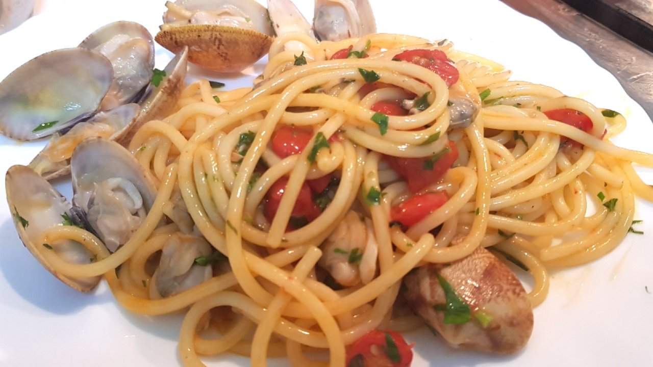 SPAGHETTI ALLE VONGOLE E POMODORINI