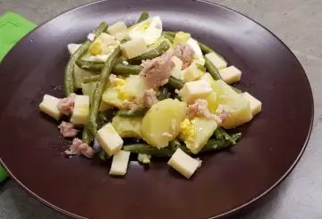 INSALATA DI PATATE, FAGIOLINI, UOVA E TONNO