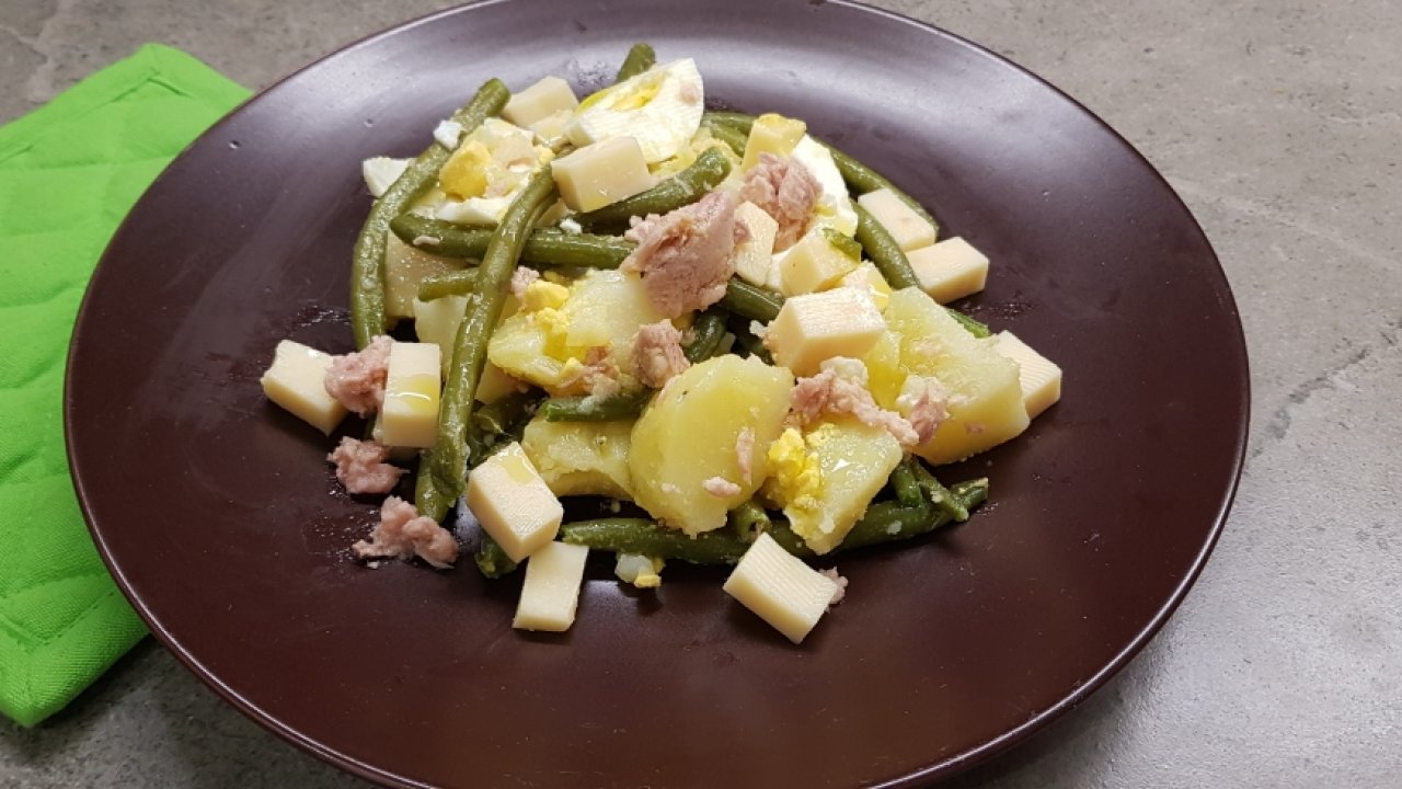 INSALATA DI PATATE, FAGIOLINI, UOVA E TONNO