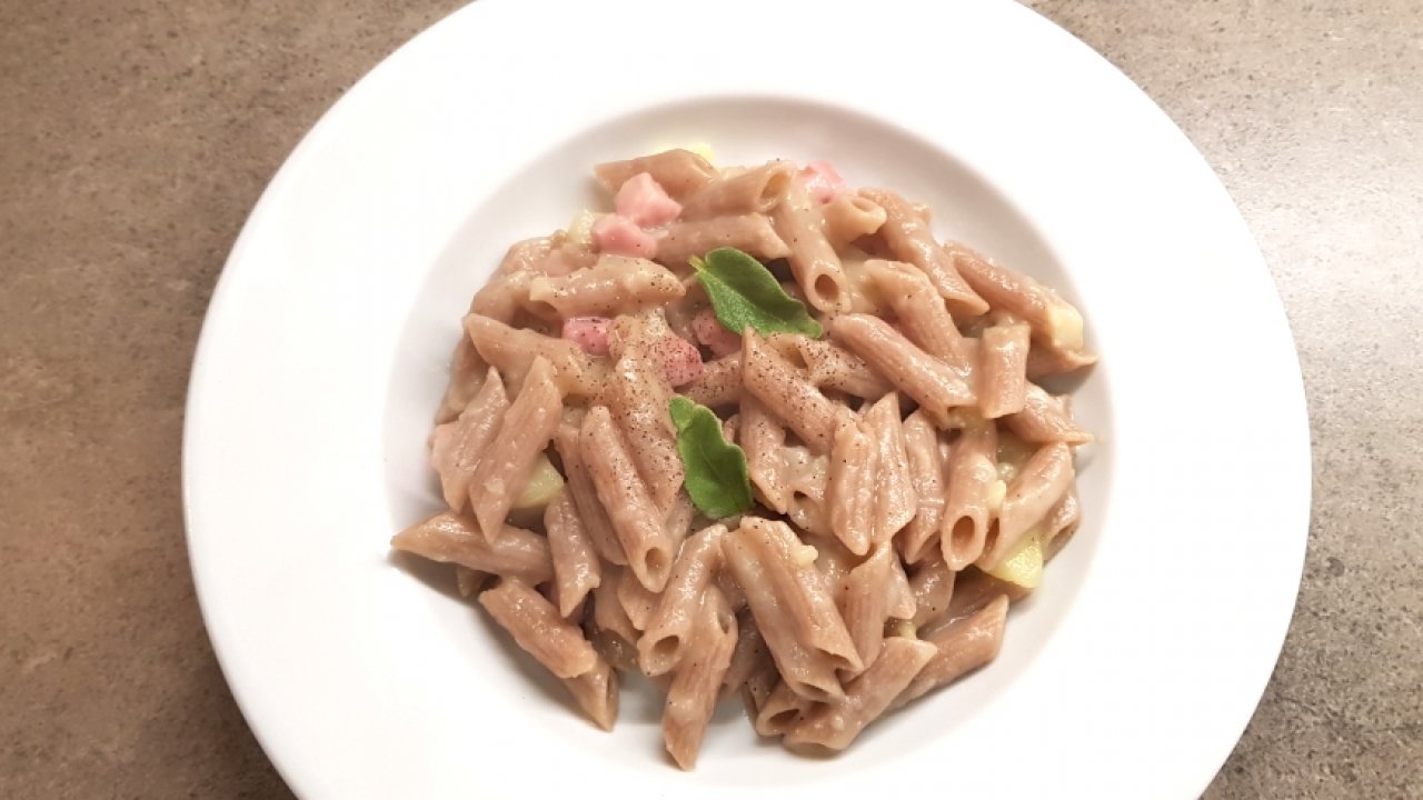 PASTA CON CREMA DI PATATE E PANCETTA