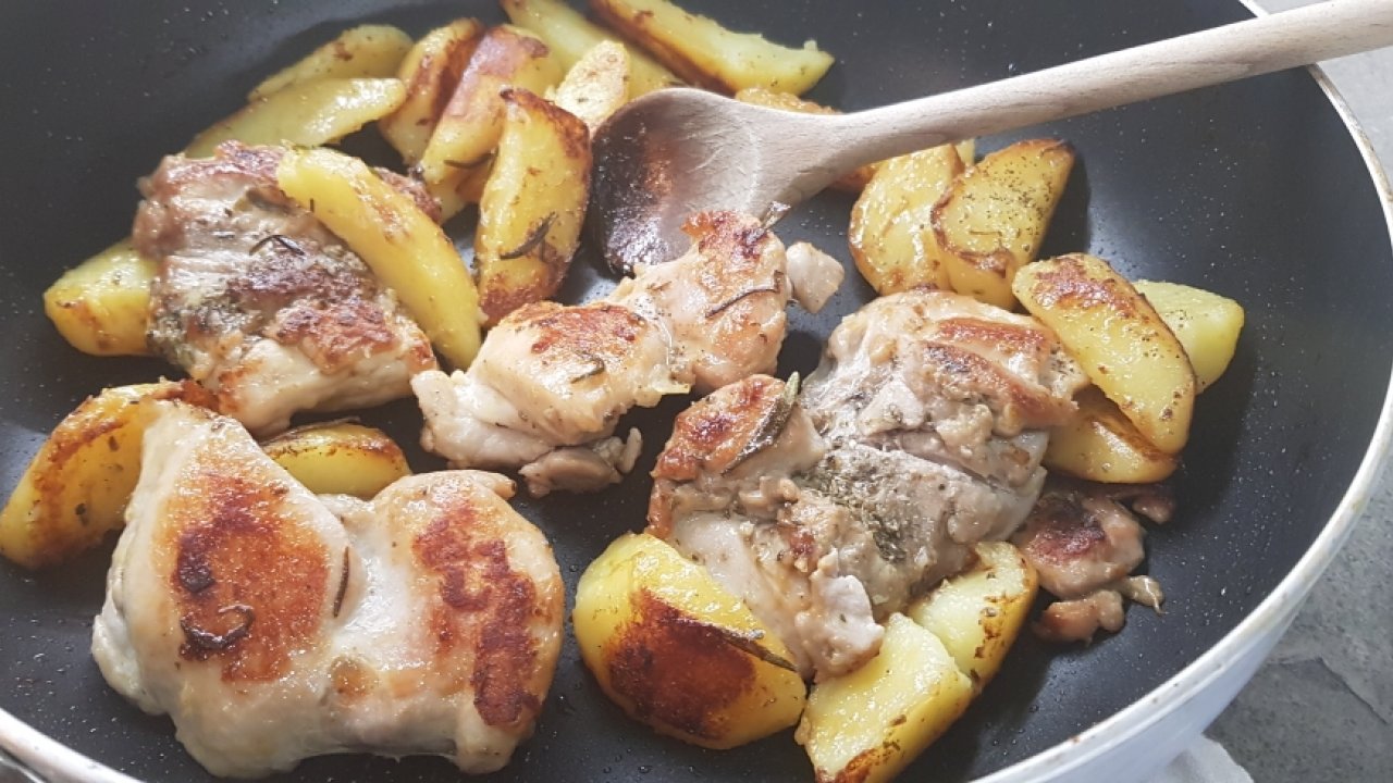 POLLO CON PATATE IN PADELLA