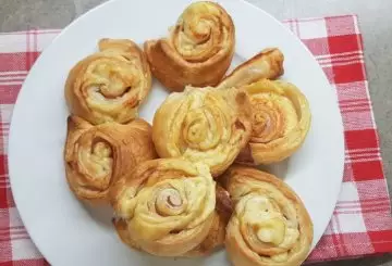 GIRELLE DI PASTA SFOGLIA CON MORTADELLA