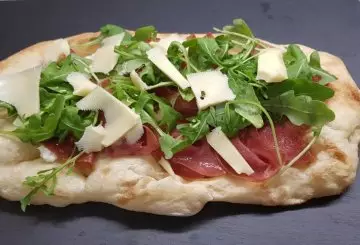 PINSA ROMANA PRECOTTA CON SALAME, FORMAGGIO E RUCOLA