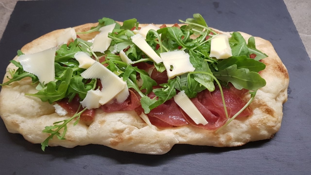 PINSA ROMANA PRECOTTA CON SALAME, FORMAGGIO E RUCOLA