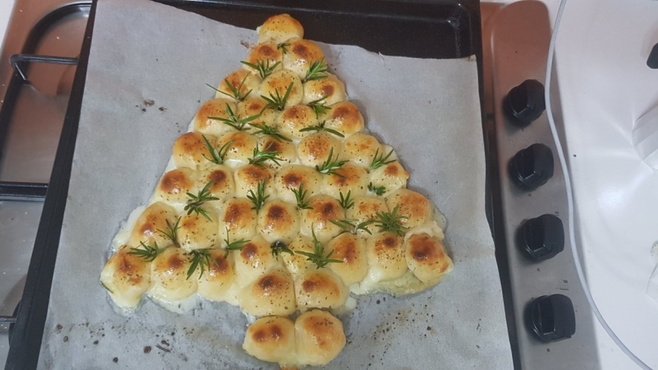 ALBERO DI NATALE CON PASTA  DELLA PIZZA