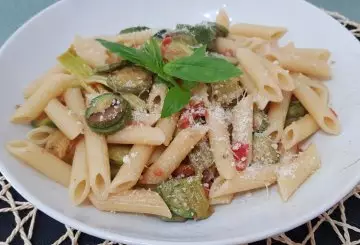 PASTA CON ZUCCHINE E FIORI DI ZUCCA