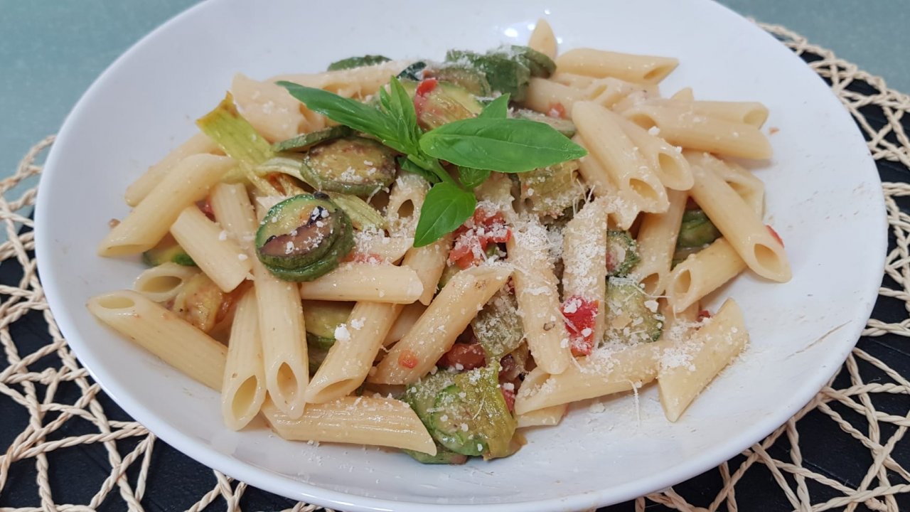 PASTA CON ZUCCHINE E FIORI DI ZUCCA