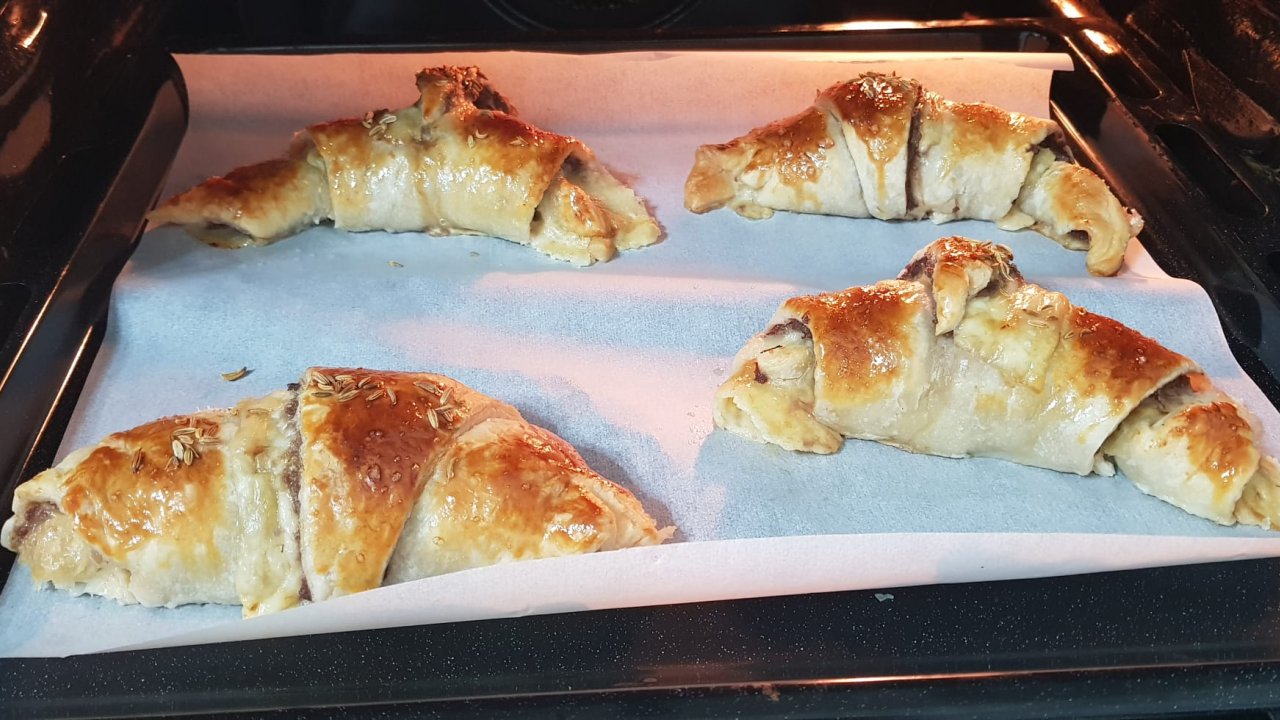 CORNETTI DI PASTA SFOGLIA RIPIENI DI CARNE