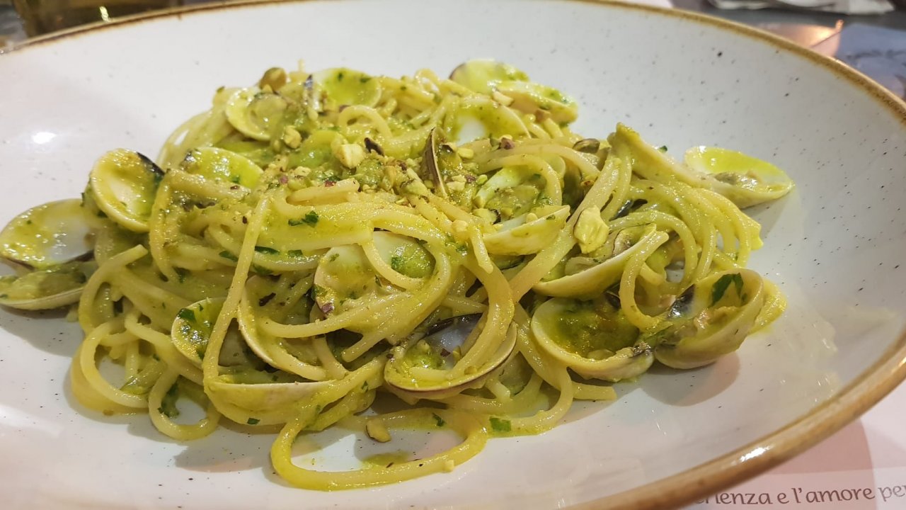 SPAGHETTI VONGOLE E PISTACCHI