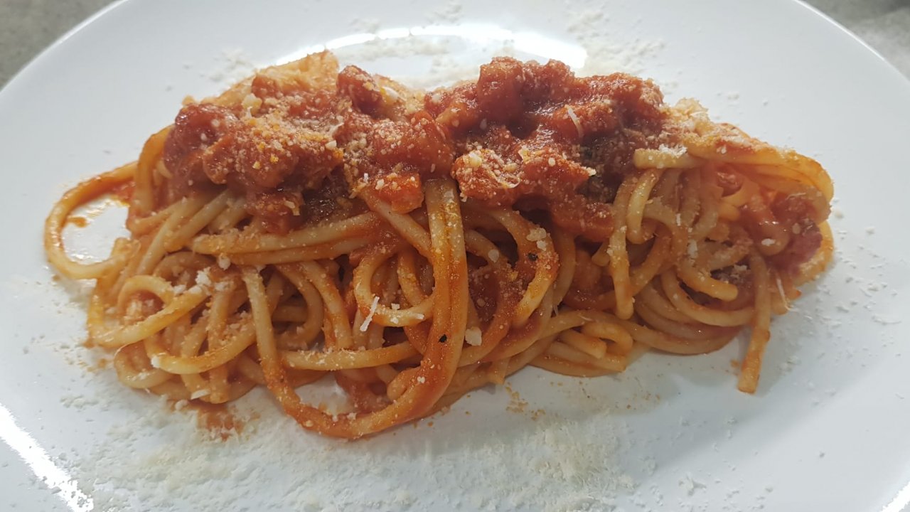 PASTA CON POMODORO E PANCETTA