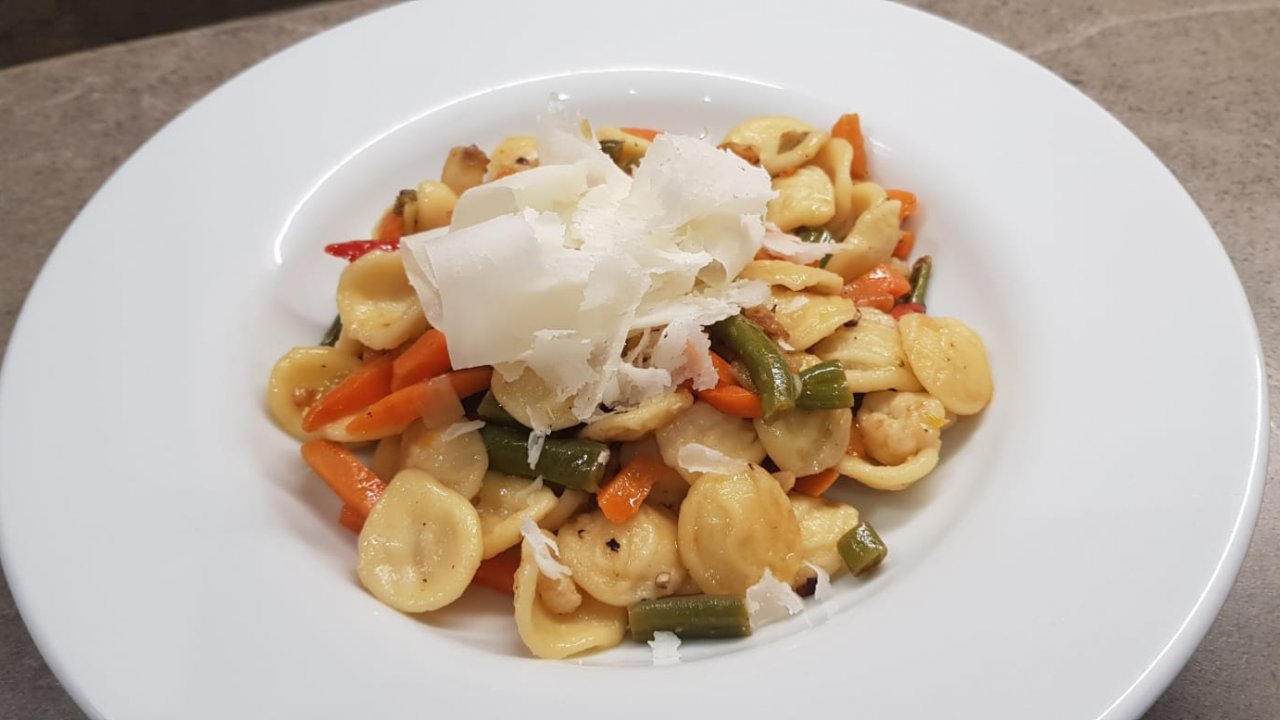 PASTA CON VERDURE SALTATE IN PADELLA