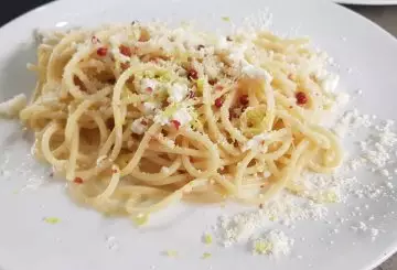 SPAGHETTI AL LIME E PEPE ROSA