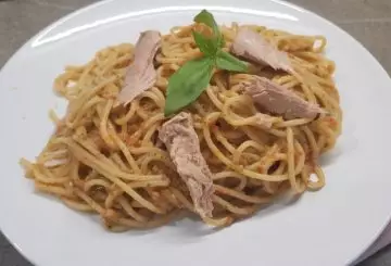 SPAGHETTI AL PESTO DI TONNO E POMODORINI