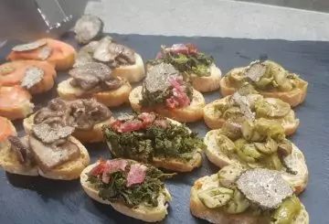 FANTASIA DI CROSTINI AL TARTUFO