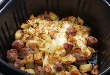PATATE E SALSICCE IN FRIGGITRICE AD ARIA