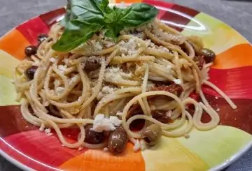 PASTA CON POMODORI SECCHI E OLIVE