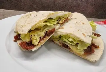 PIADINA CON POMODORI SECCHI, MOZZARELLA E INSALATA