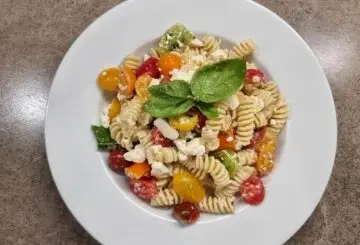 PASTA FREDDA CON POMODORINI COLORATI, FETA E BASILICO