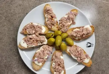 BRUSCHETTE AL TONNO