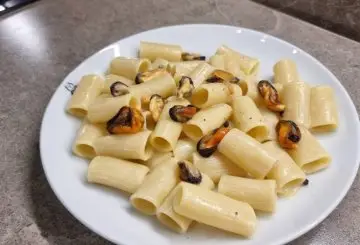 MEZZE MANICHE COZZE E PECORINO