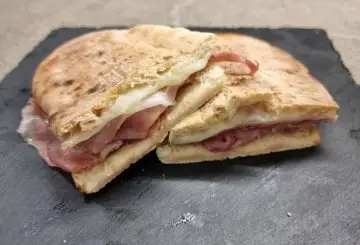 PANUOZZO CON PROSCIUTTO CRUDO IN FRIGGITRICE AD ARIA