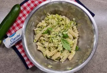 PASTA FREDDA CON ZUCCHINE E FORMAGGIO