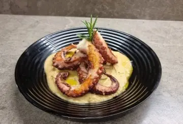 POLPO GRIGLIATO SU CREMA DI CECI