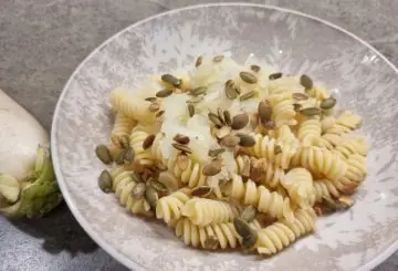 PASTA CON DAIKON E SEMI DI ZUCCA