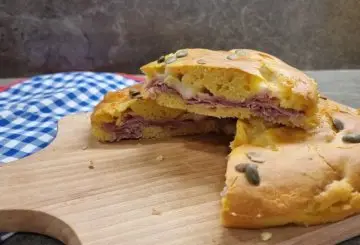 FOCACCIA RIPIENA PROSCIUTTO E MOZZARELLA