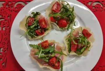 CESTINI DI FORMAGGIO CON PROSCIUTTO CRUDO