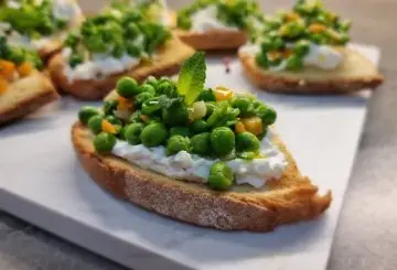BRUSCHETTE PISELLI E FORMAGGIO