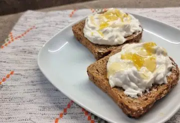 BRUSCHETTA DOLCE RICOTTA E MIELE