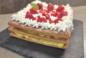 TORTA MILLEFOGLIE CON CREMA DIPLOMATICA E FRAGOLE
