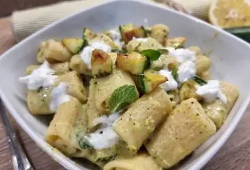 PASTA CON CREMA DI ZUCCHINE, STRACCIATELLA E MENTA