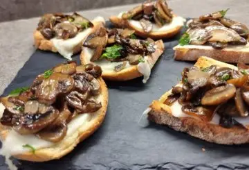 BRUSCHETTE AI FUNGHI CHAMPIGNON E PROVOLA