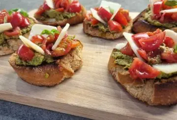 BRUSCHETTE CON PESTO E POMODORINI