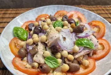 INSALATA DI CECI, TONNO E CIPOLLA DI TROPEA