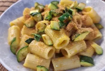 PASTA CON CREMA DI PEPERONE GIALLO E ZUCCHINE CROCCANTI