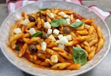 STROZZAPRETI CON OLIVE TAGGIASCHE E ALICI