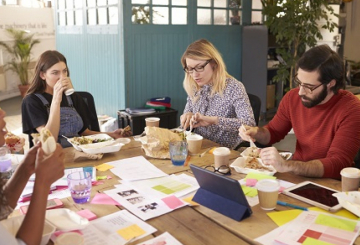 Mangiare in ufficio secondo il galateo