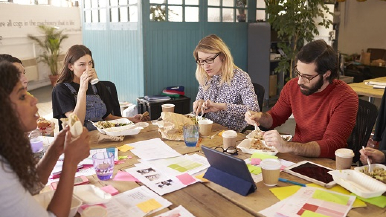 Mangiare in ufficio secondo il galateo