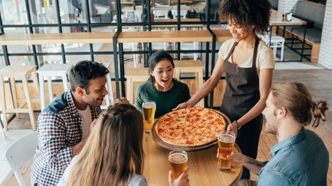 Come vestirsi per andare in pizzeria: il look perfetto