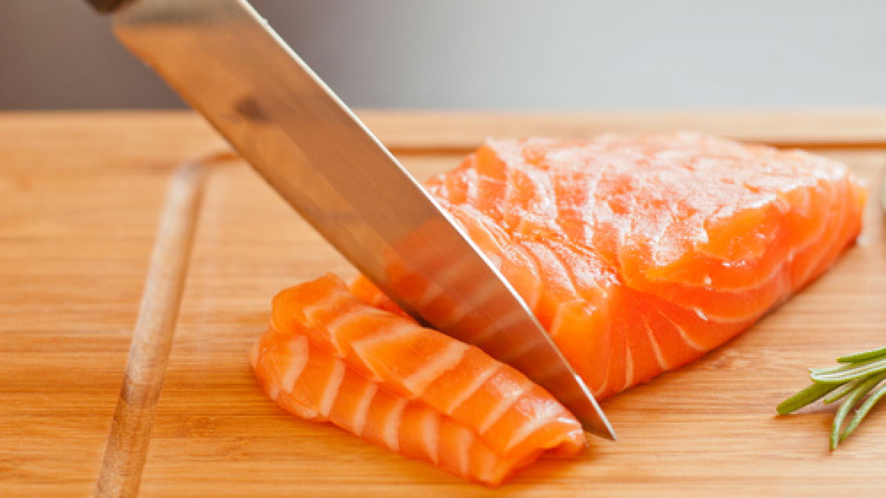 Come pulire e tagliare il salmone