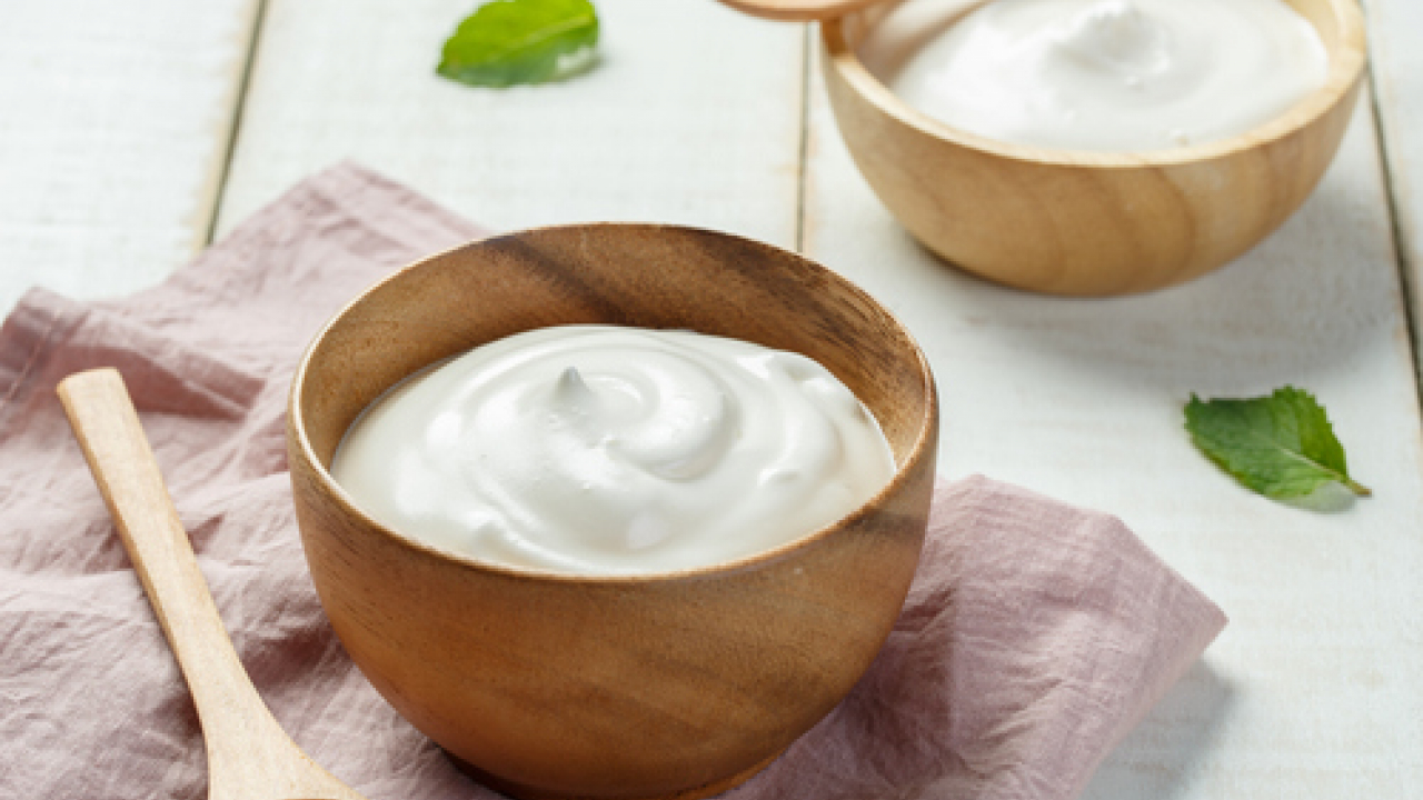 Yogurt bianco intero, alimento completo