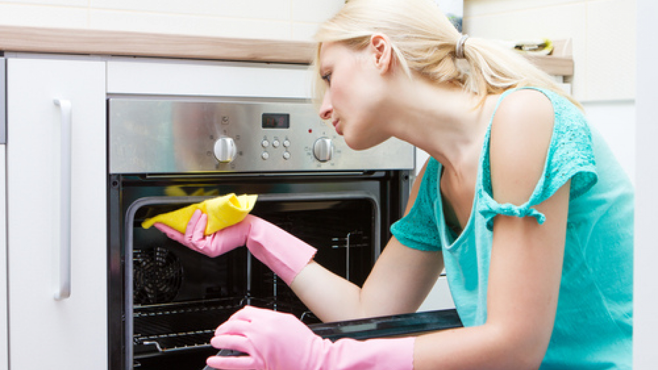 Come pulire il forno: tutti i consigli