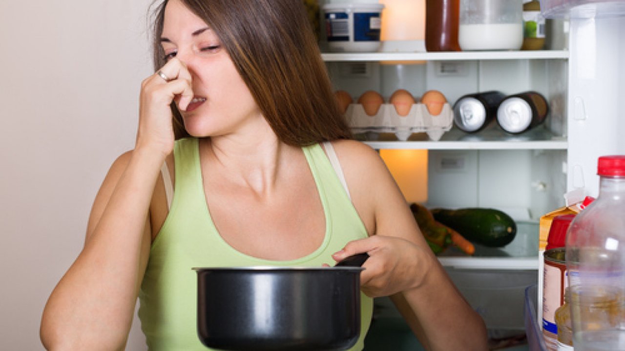 Cibo avariato, i segnali che gli alimenti sono andati a male